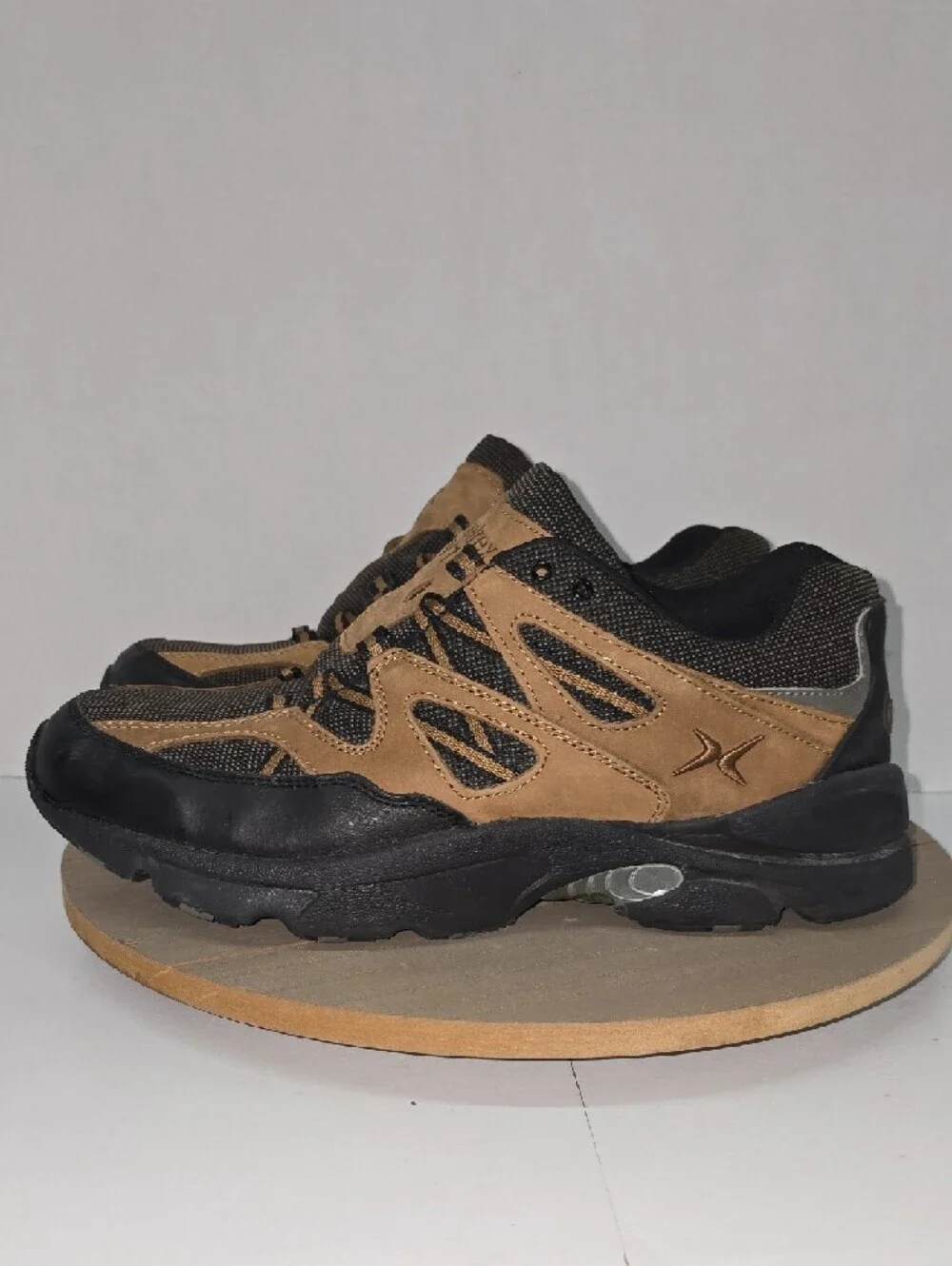 Aetrex Men's Black and Brown Athletic Sneakers